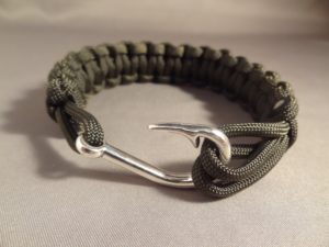 Fish hook survival bracelet